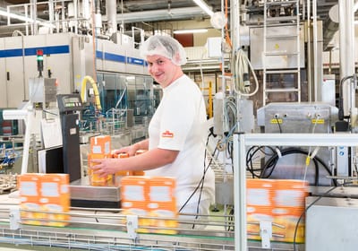 Mitarbeiter an der Verpackungsstation